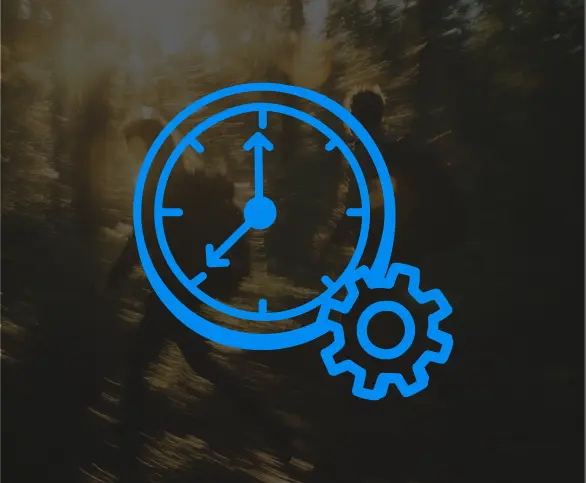 Ícono de gestión del tiempo con reloj y engranaje para representar Workforce Management.